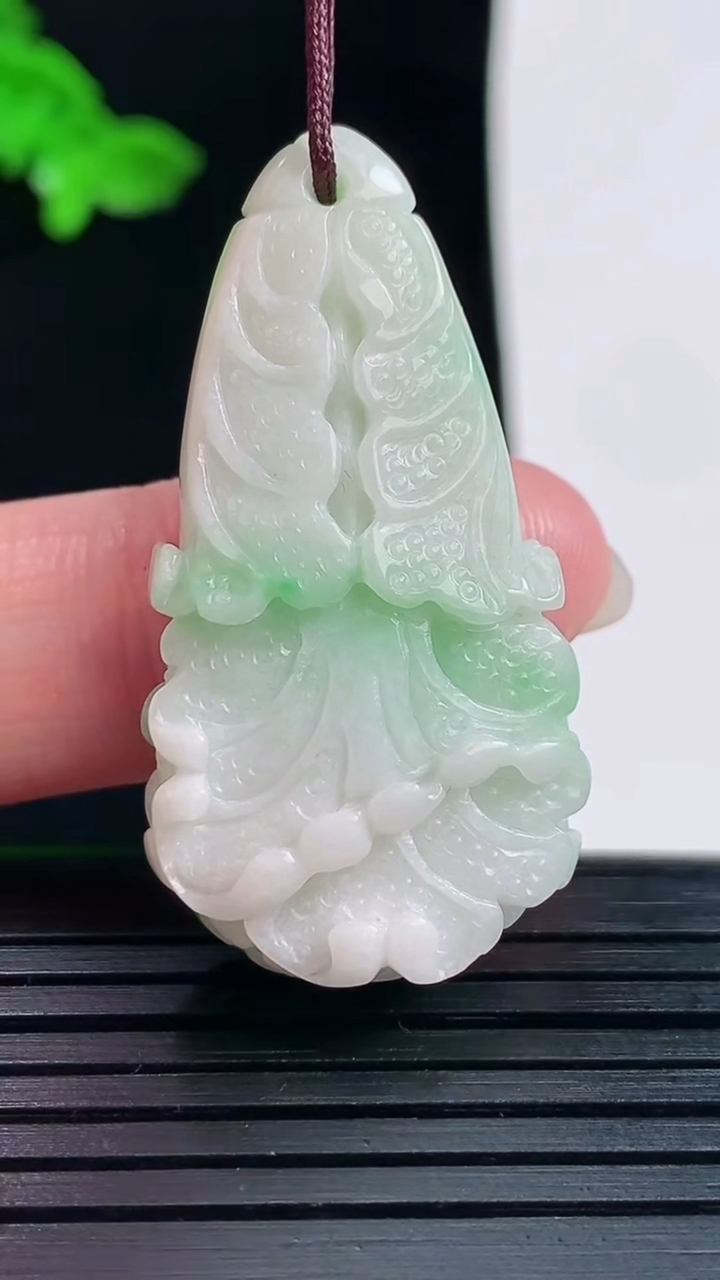 天然A货翡翠白菜吊坠，尺寸38.6-20-9重量:10.85g
6月1日