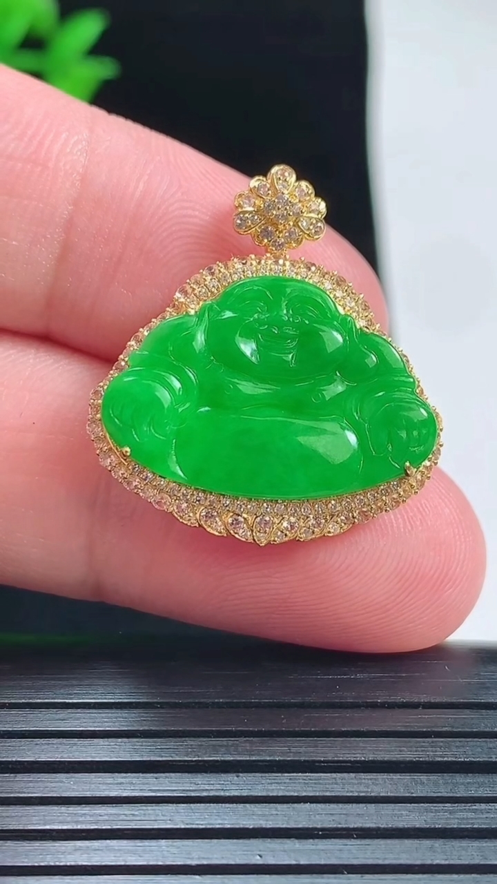 天然A货翡翠佛公吊坠，尺寸26-24-6裸石15-22重量:3.03g
6月1日