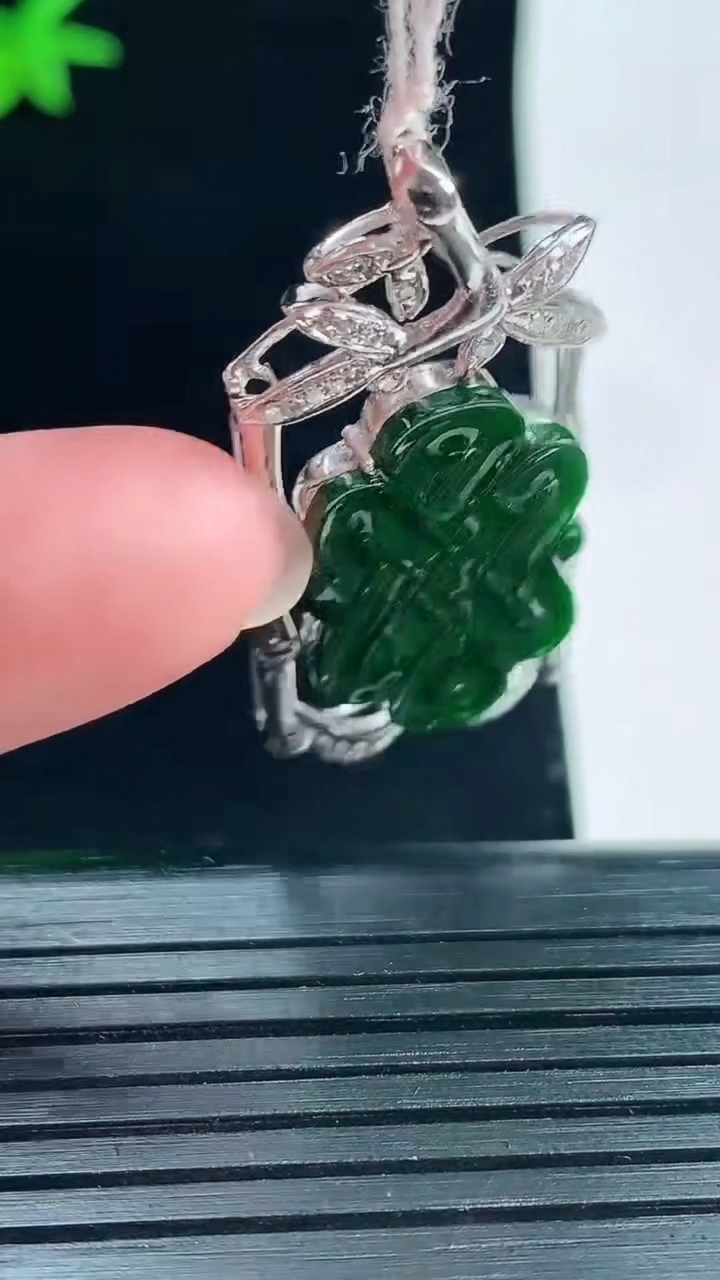 天然A货翡翠仿古无事牌吊坠，尺寸37.5-17.5-5.2，裸石22-13.5重量:6.36g
6月1日