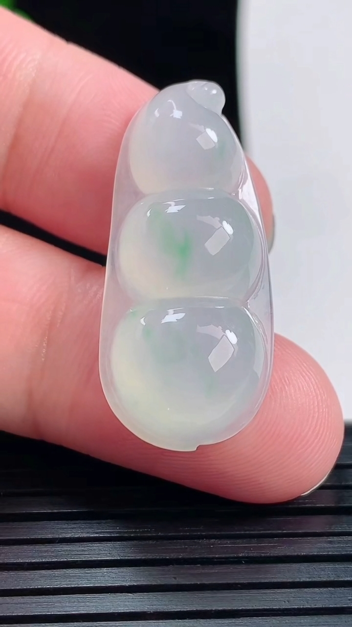 天然A货翡翠福豆吊坠，尺寸33.5-15-6.8重量:5.54g
6月1日