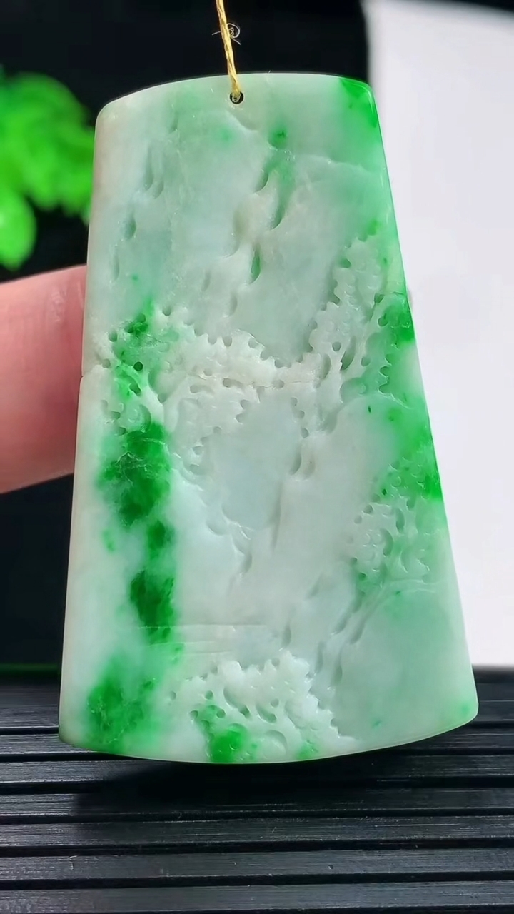 天然A货翡翠山水牌吊坠，尺寸47-29-7.8重量:19.15g
6月1日