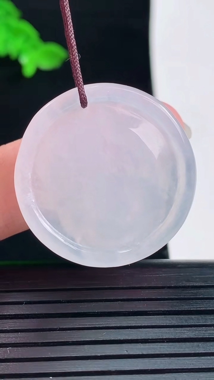 天然A货翡翠大势至菩萨吊坠，尺寸28.6-5.8重量:7.41g
6月1日