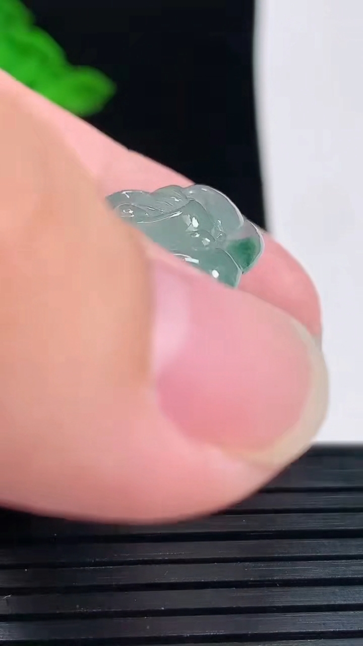天然A货翡翠飘花佛公吊坠，尺寸29-31-6.5重量:8.31g
6月1日