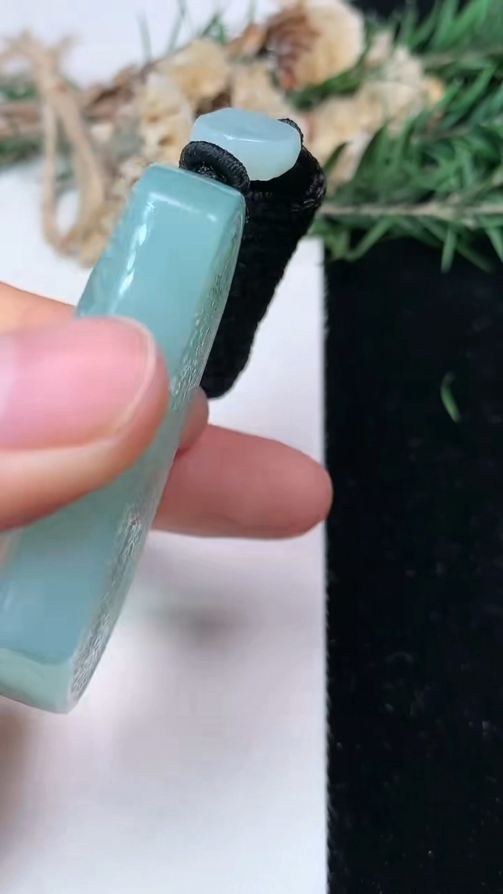 天然A货翡翠生肖马牌吊坠，尺寸51.8-37.6-11.8，重量:55.28g
6月1日