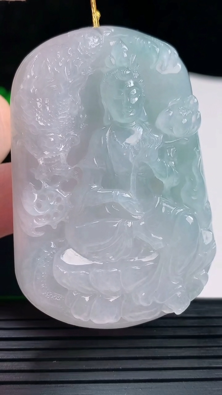 天然A货翡翠飘花祥龙大势至菩萨吊坠，尺寸61-42-10重量:52.11g
6月1日