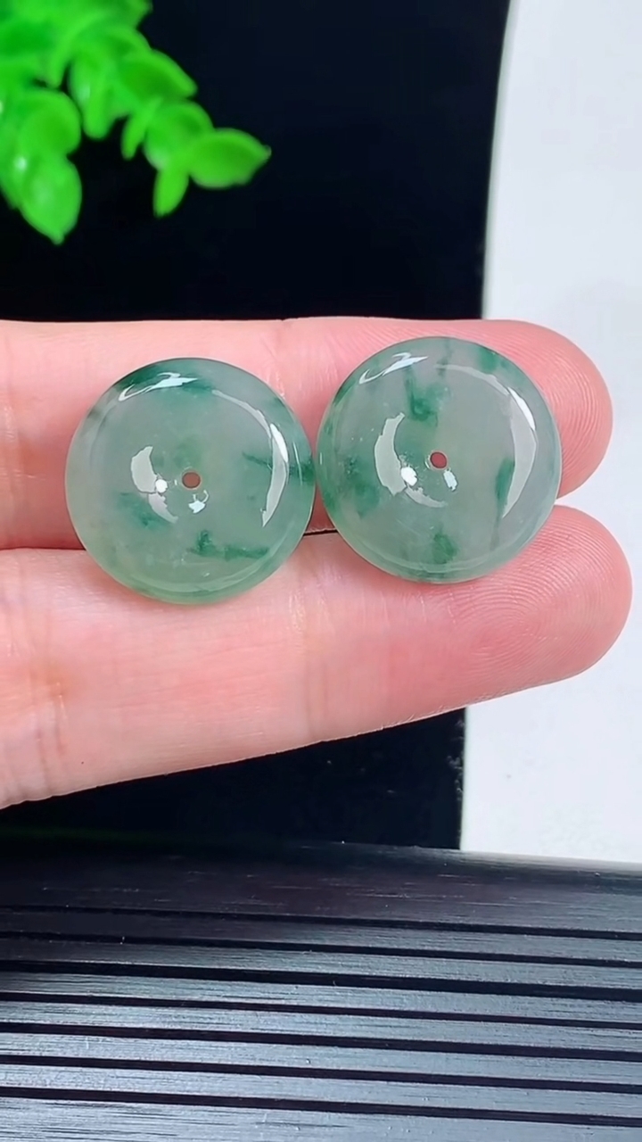 天然A货翡翠飘花平安扣吊坠一对，尺寸19-5.6重量:8.34g
6月1日