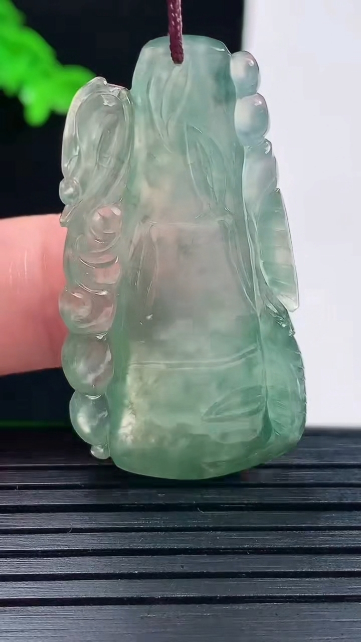 天然A货翡翠节节高升 竹节吊坠，尺寸42-22.6-6重量:10.67g
6月1日