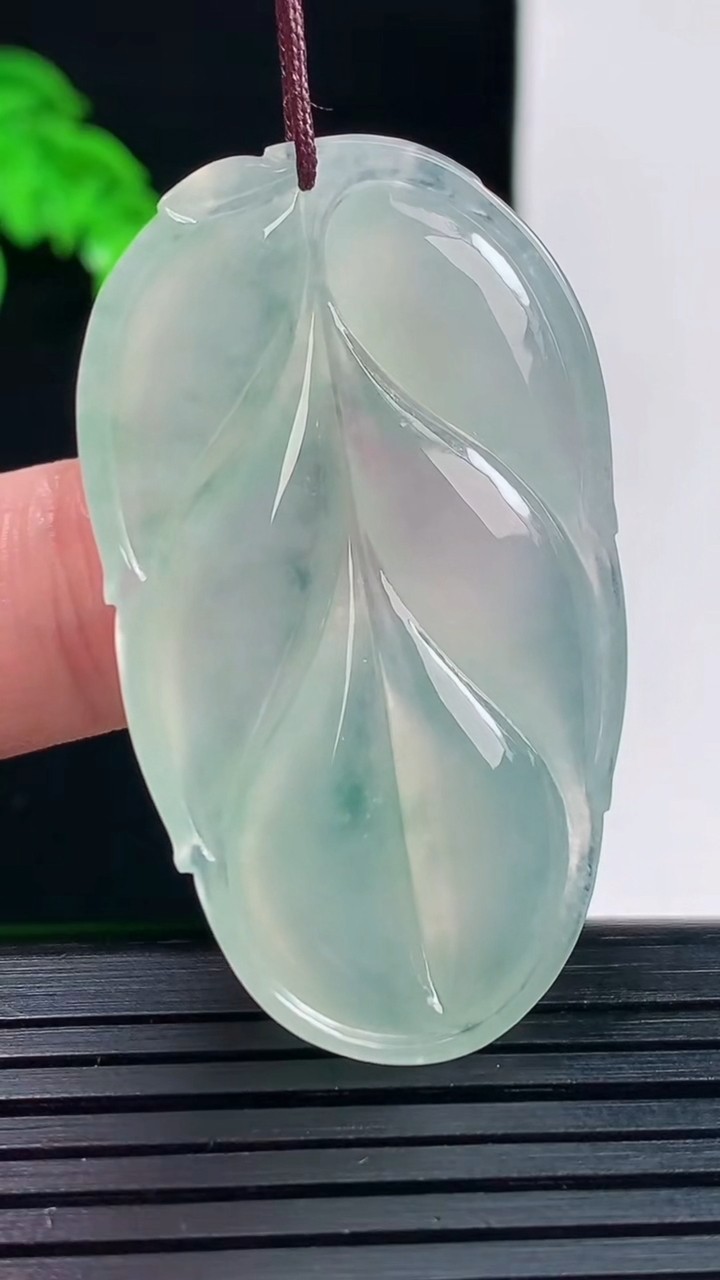 天然A货翡翠冰种飘花金枝玉叶 叶子吊坠，尺寸44-25.2-5.6重量:12.79g
6月1日