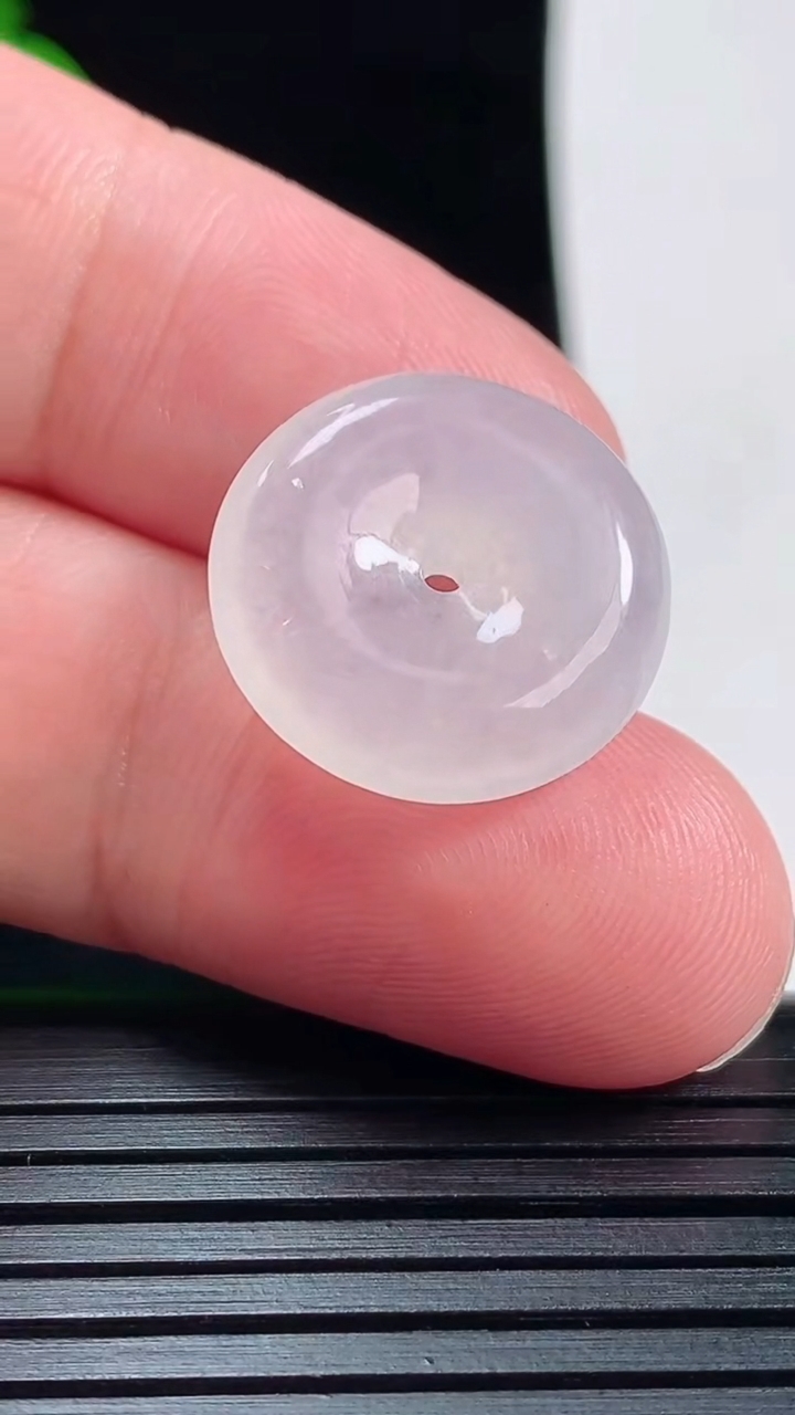 天然A货翡翠平安扣吊坠，尺寸18.6-5重量:3.62g
6月1日