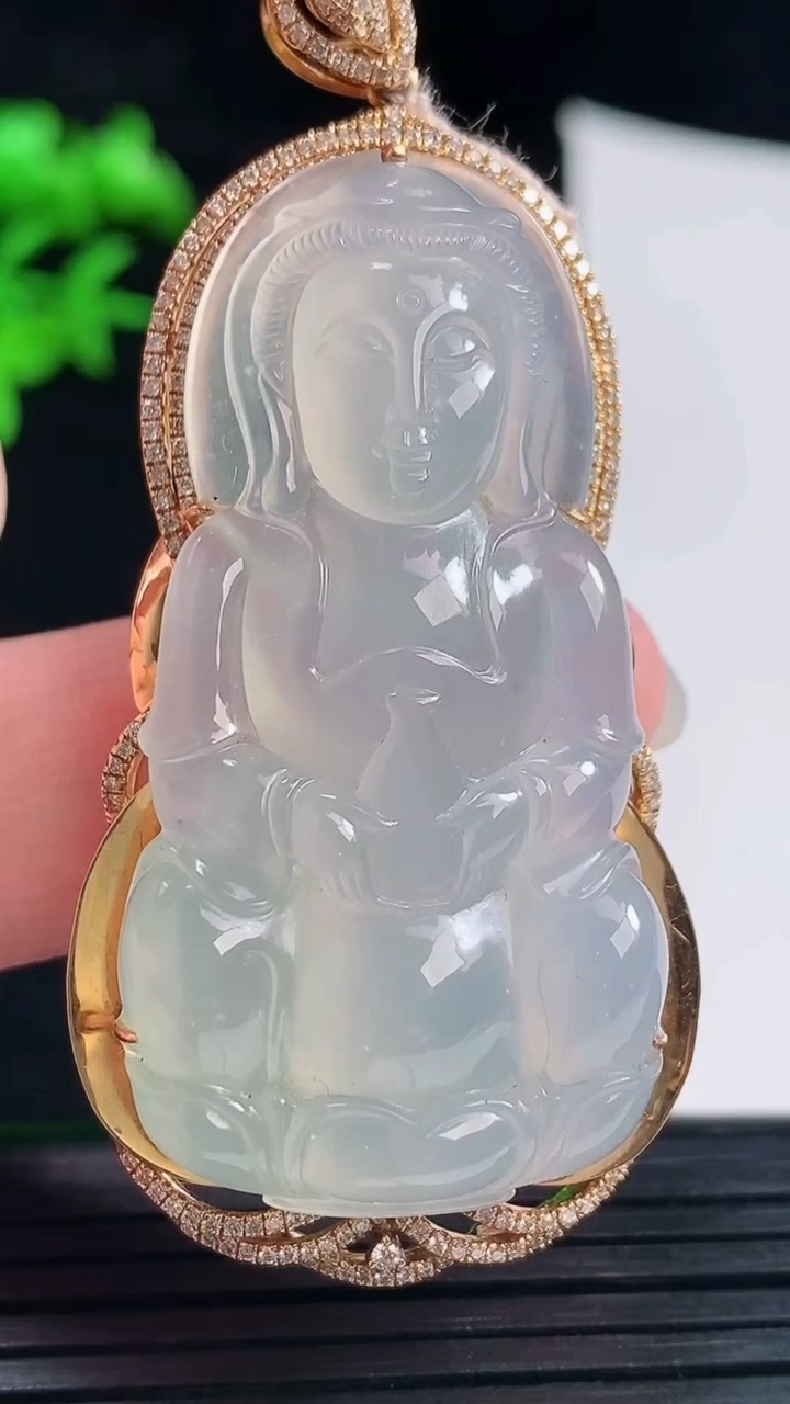 天然A货翡翠种白冰正装观音吊坠，尺寸60.5-28-11，裸石46-24重量:20.00g
6月1日