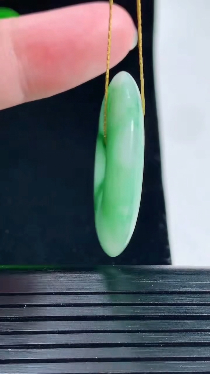 天然A货翡翠平安扣吊坠，尺寸32-5.5重量:12.03g
6月1日