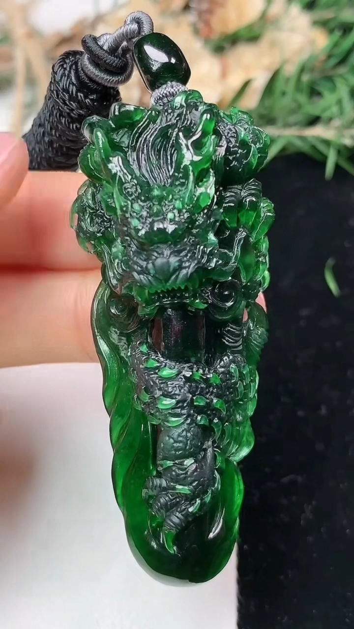 天然A货翡翠龙牌吊坠，尺寸62.2-26.8-16.5，重量:30.89g
6月1日