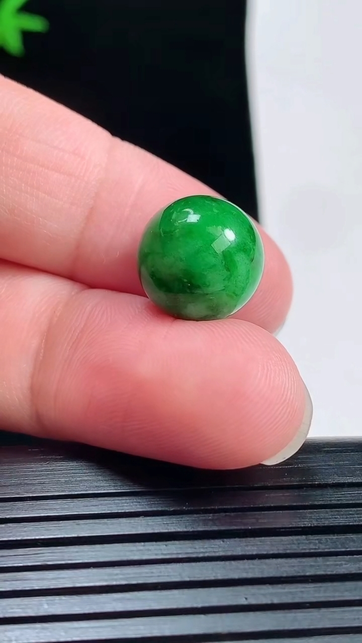 天然A货翡翠圆珠吊坠，尺寸13重量:3.80g6月1日
工厂直销收藏佳品,种好水足，色泽均匀，有种有色，上手高大气！