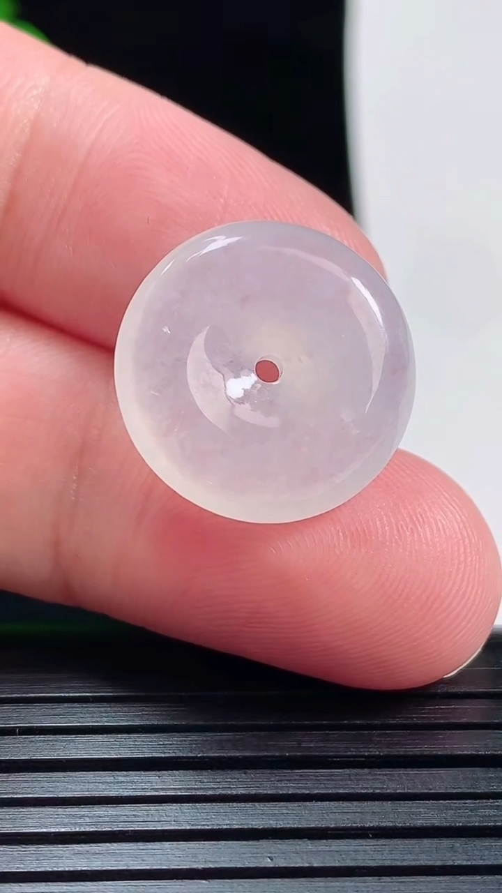 天然A货翡翠平安扣吊坠，尺寸18.6-5重量:3.62g
6月1日