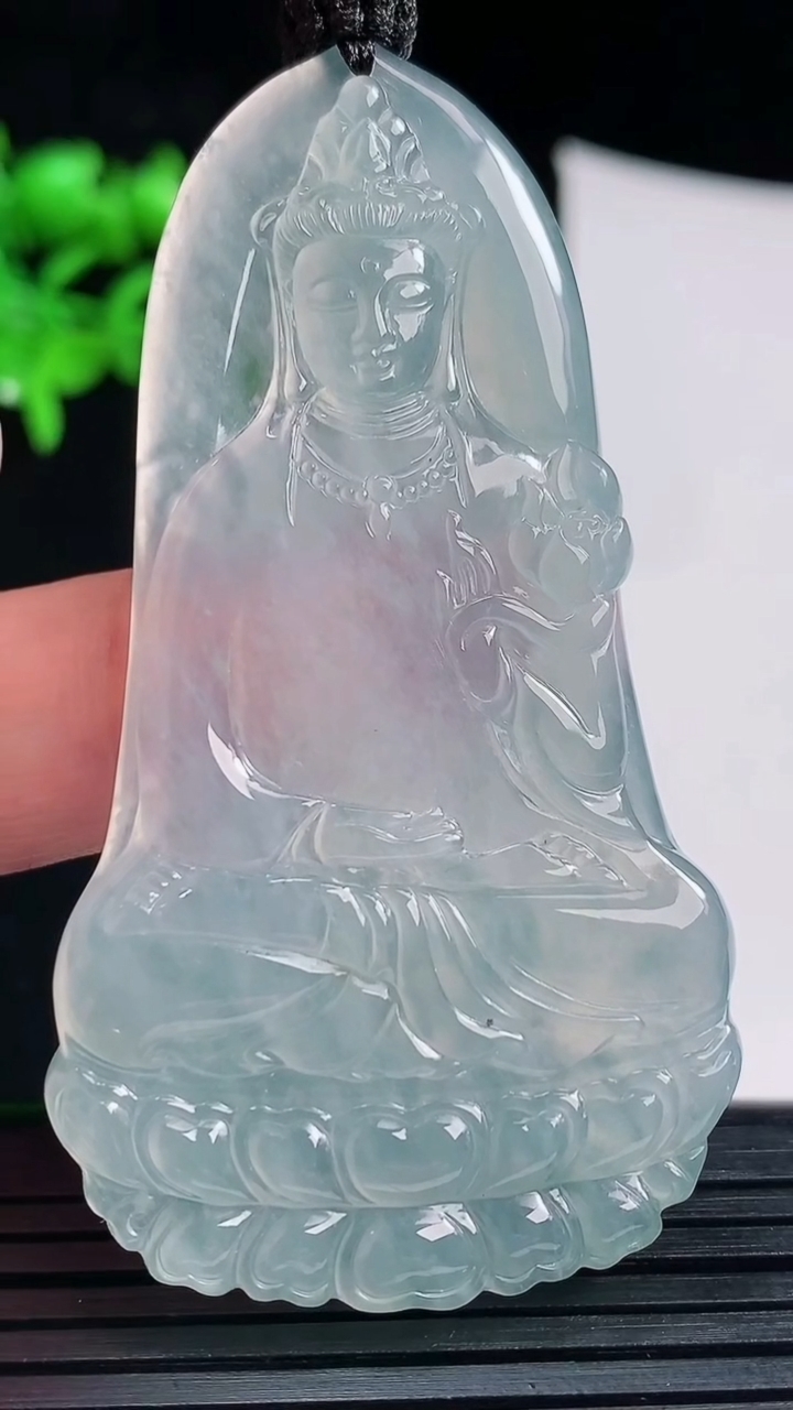 天然A货翡翠种飘花大势至菩萨吊坠，尺寸63-35.8-5重量:26.44g
6月1日