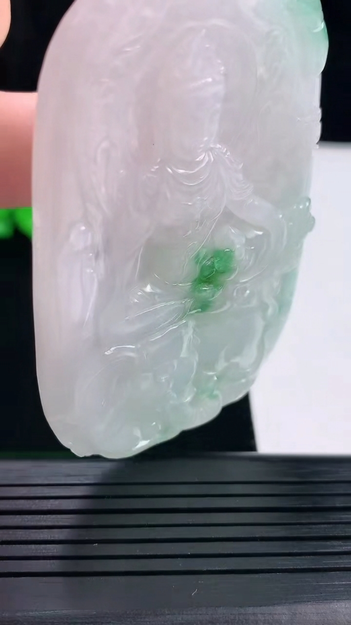 天然A货翡翠普贤菩萨吊坠，尺寸72-46.6-8重量:57.15g
6月1日