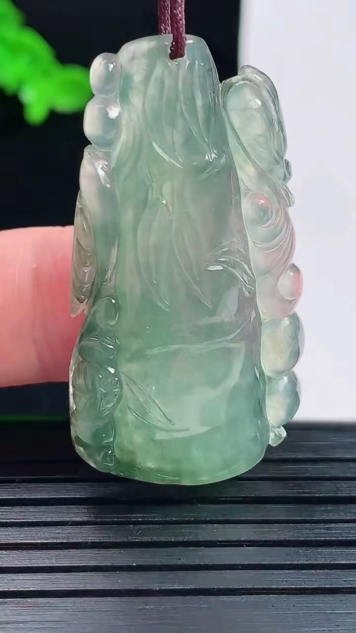 天然A货翡翠节节高升 竹节吊坠，尺寸42-22.6-6重量:10.67g
6月1日
