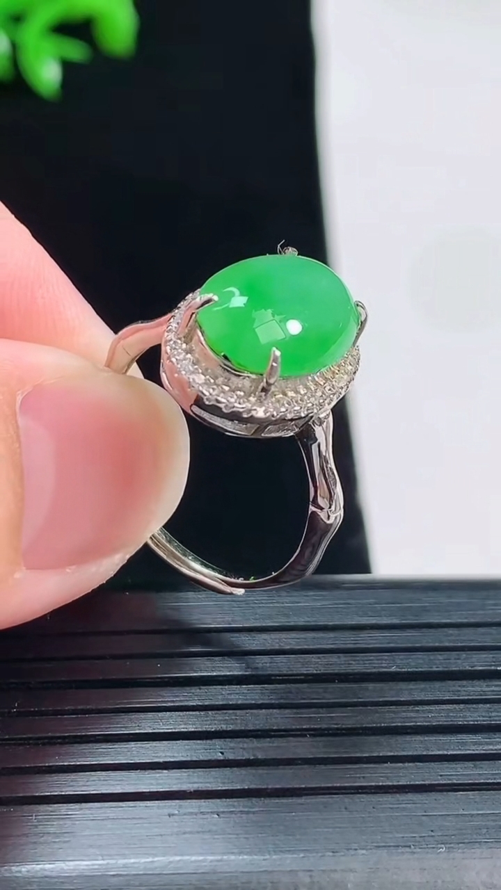 天然A货翡翠蛋面戒指，尺寸13.6-9-8重量:3.42g2026年6月1日
工厂直销收藏佳品,种好水足，色泽均匀，有种有色，上手高大气！