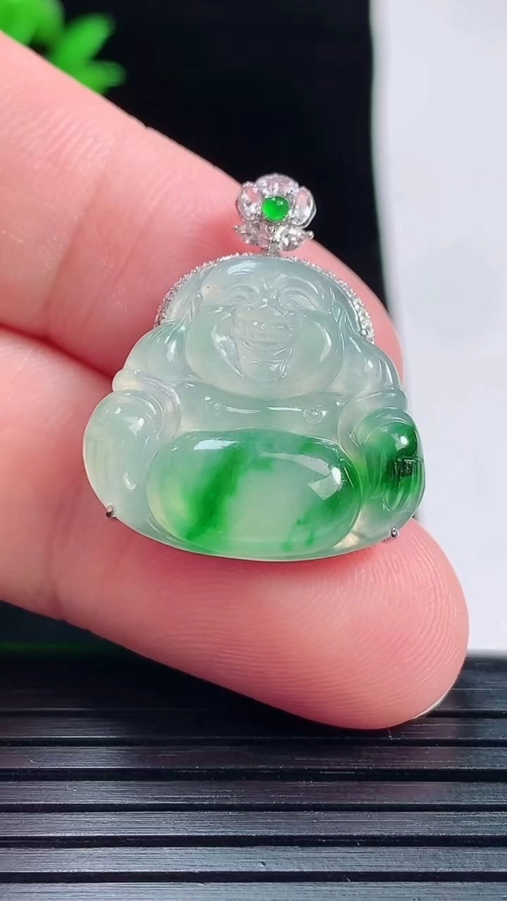 天然A货翡翠佛公吊坠，尺寸26.5-22-6.2，裸石20-22重量:3.98g
6月1日