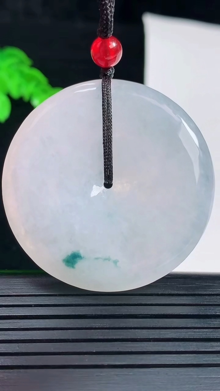 天然A货翡翠飘花平安扣吊坠，尺寸41.5-6重量:24.39g
6月1日