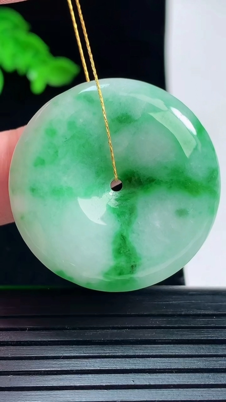 天然A货翡翠平安扣吊坠，尺寸32-5.5重量:12.03g
6月1日