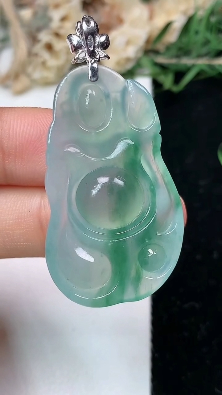 天然A货翡翠布袋佛吊坠，尺寸37.9-22.8-6.6，重量:9.50g
6月1日