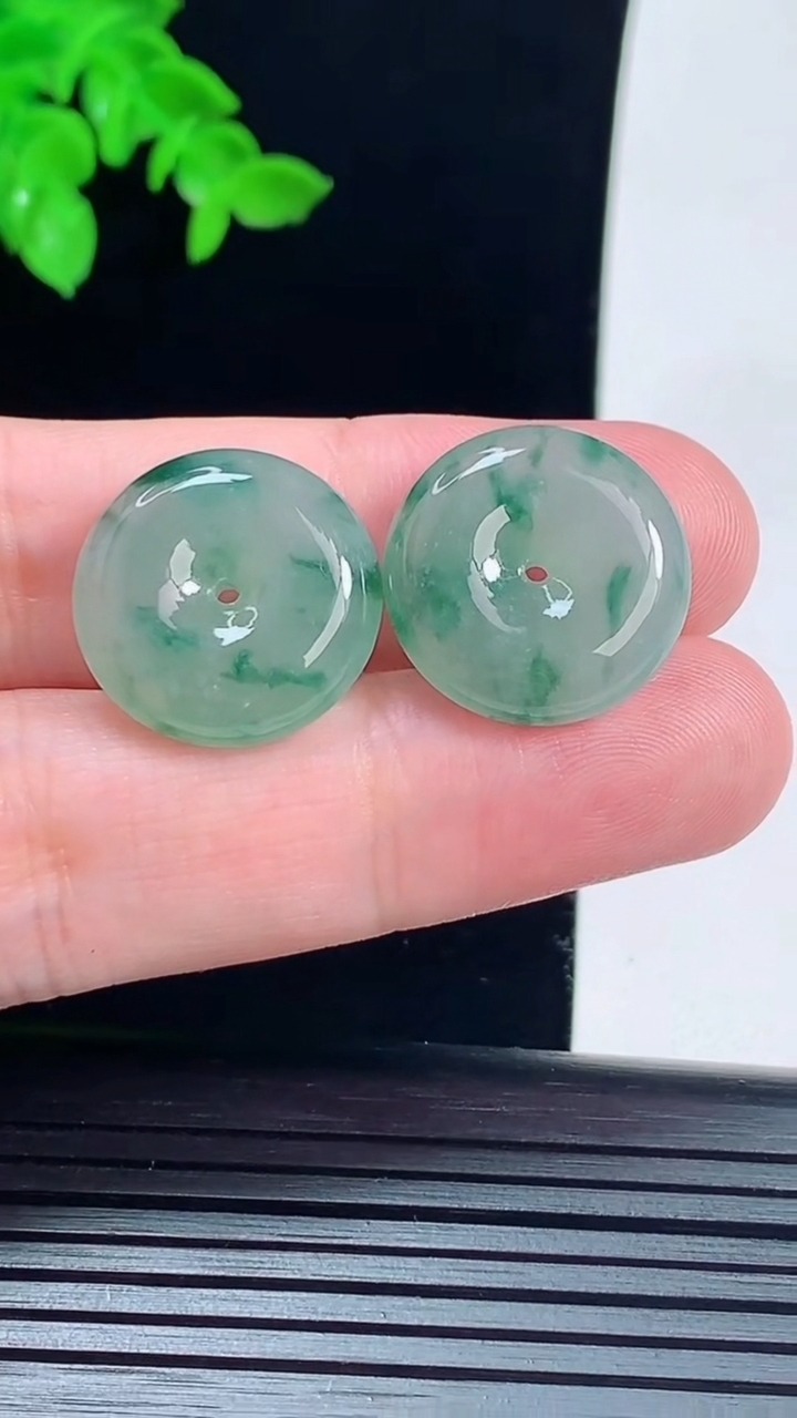 天然A货翡翠飘花平安扣吊坠一对，尺寸19-5.6重量:8.34g
6月1日