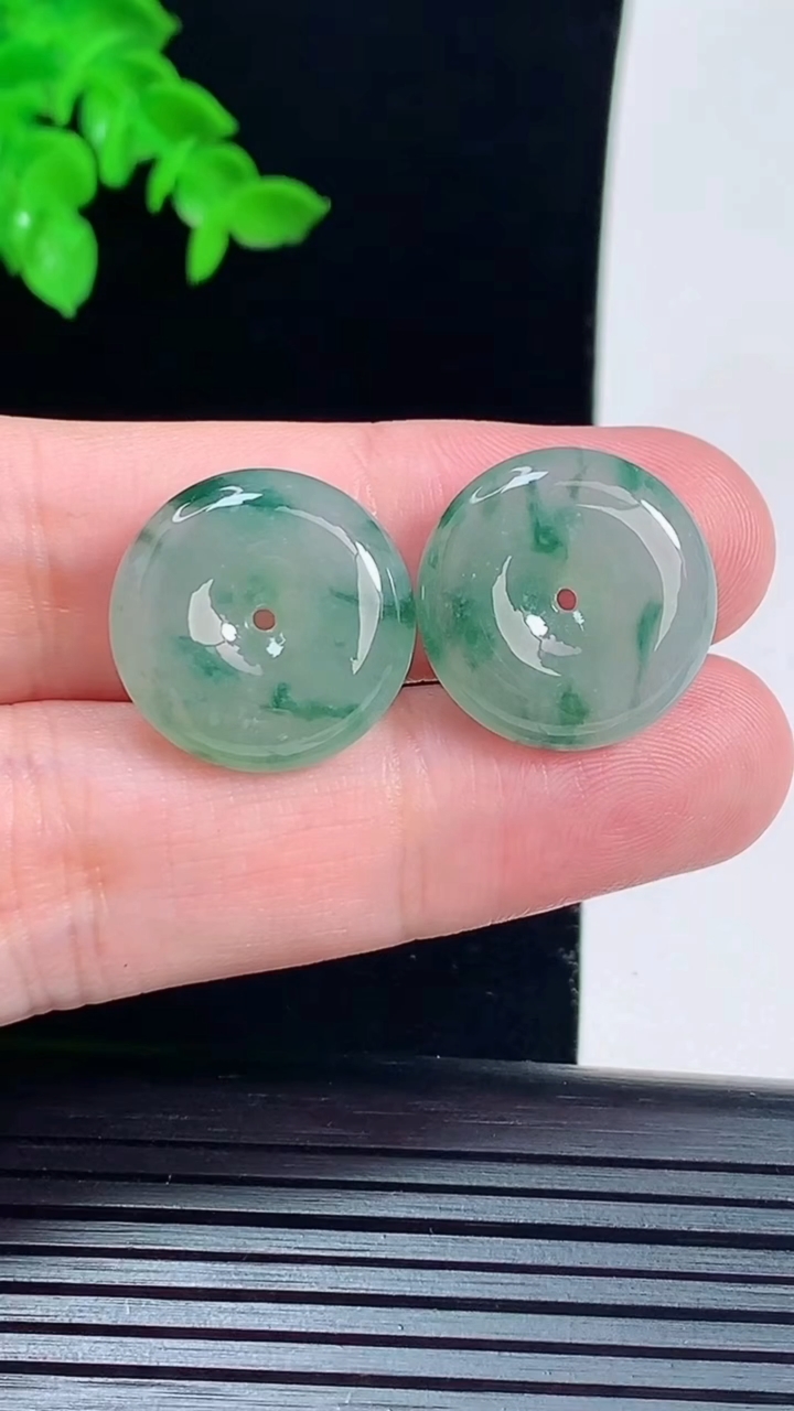 天然A货翡翠飘花平安扣吊坠一对，尺寸19-5.6重量:8.34g
6月1日