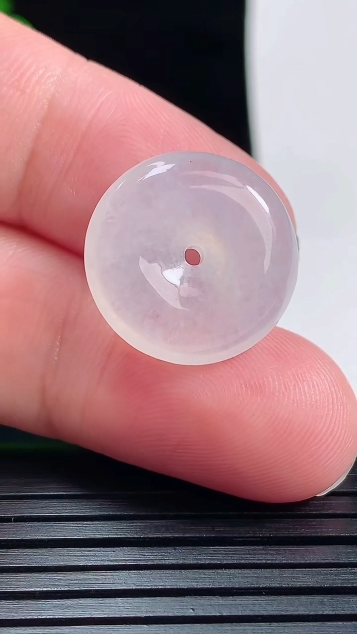 天然A货翡翠平安扣吊坠，尺寸18.6-5重量:3.62g
6月1日