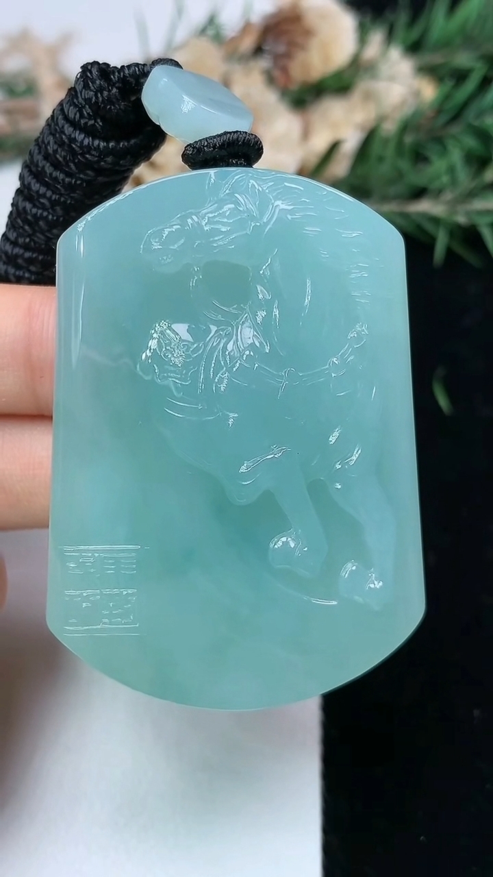 天然A货翡翠生肖马牌吊坠，尺寸51.8-37.6-11.8，重量:55.28g
6月1日