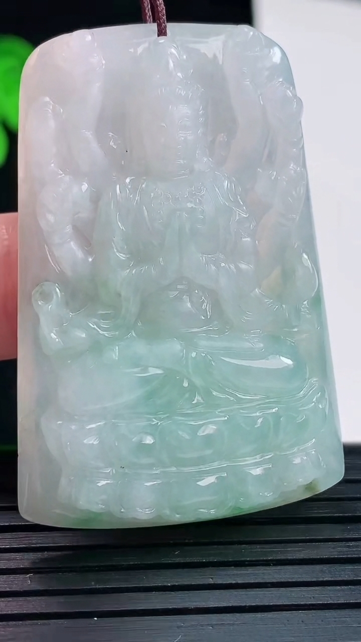 天然A货翡翠千手观音菩萨吊坠，尺寸49-33-5.6重量:18.26g
6月1日