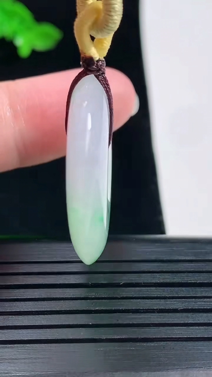 天然A货翡翠平安扣吊坠，尺寸30-5.5重量:12.28g
6月1日