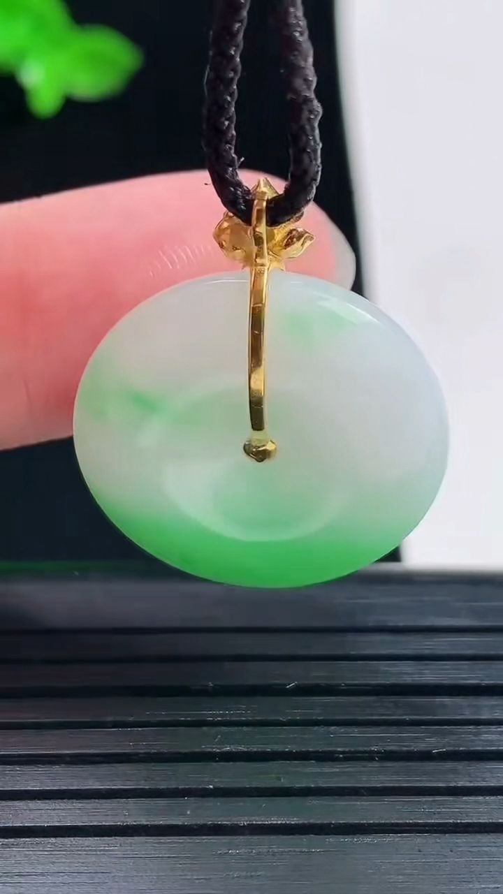 天然A货翡翠平安扣吊坠，尺寸28-22.6-5.2重量:5.99g
6月1日