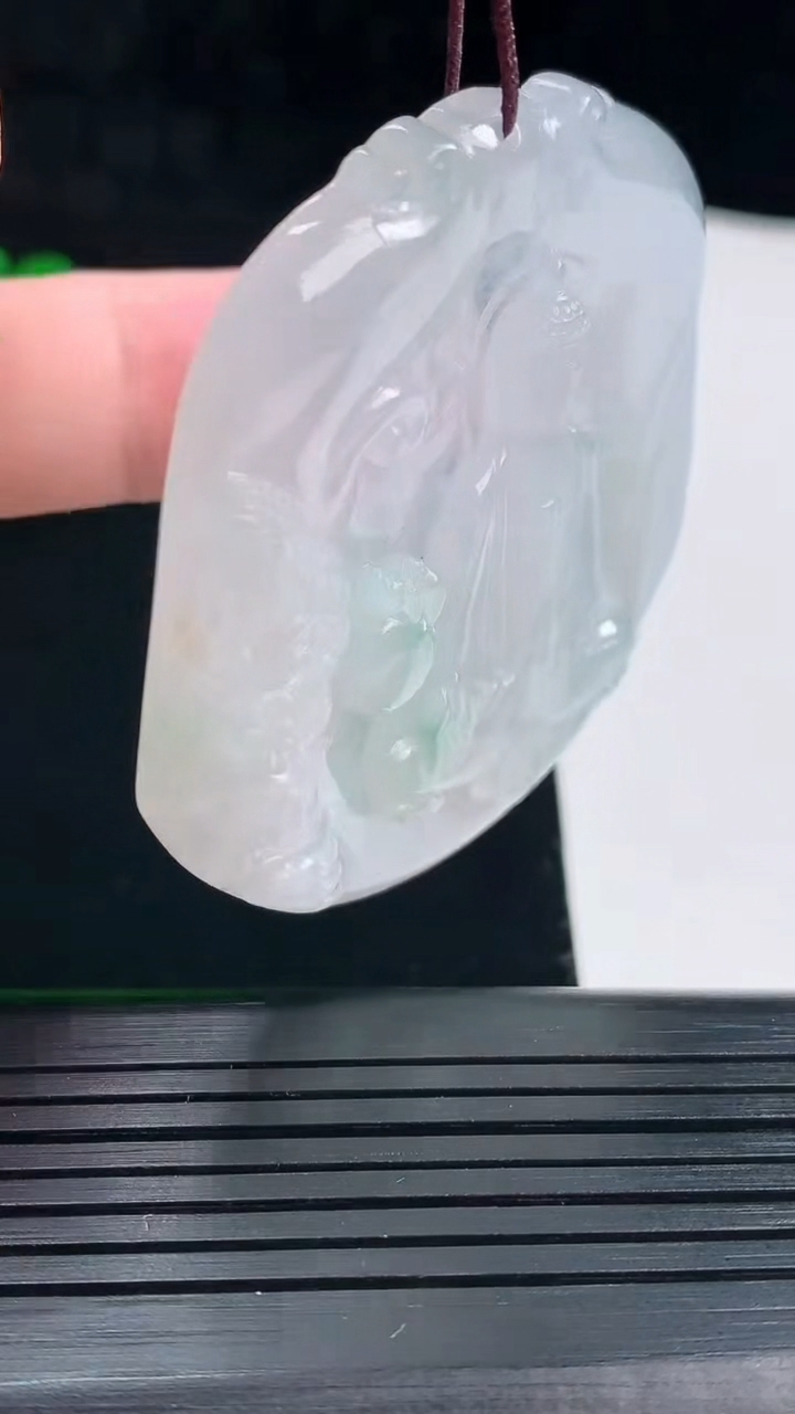 天然A货翡翠祥龙大日如来佛吊坠，尺寸53-50-5.8重量:30.30g
6月1日