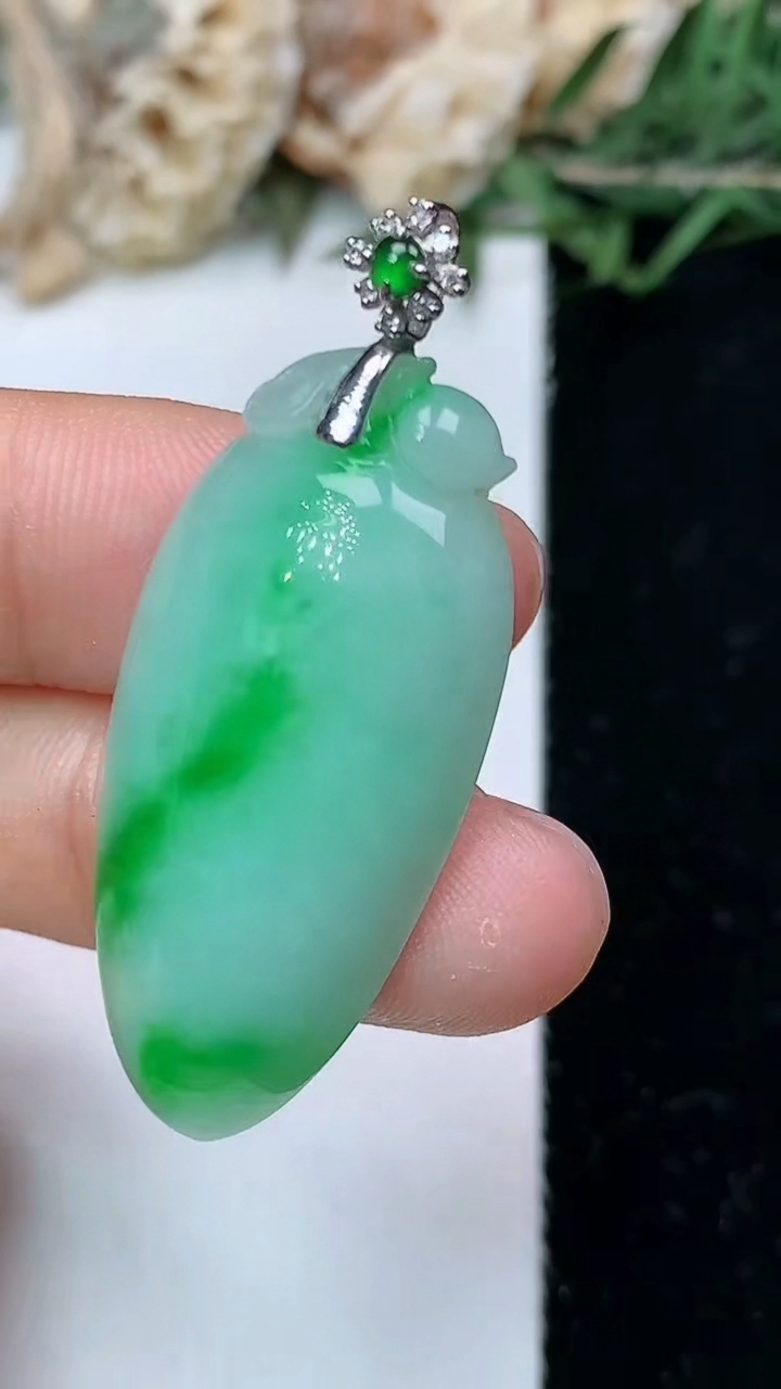 天然A货翡翠福瓜吊坠，尺寸34.5-17-6.4，重量:7.27g
6月1日