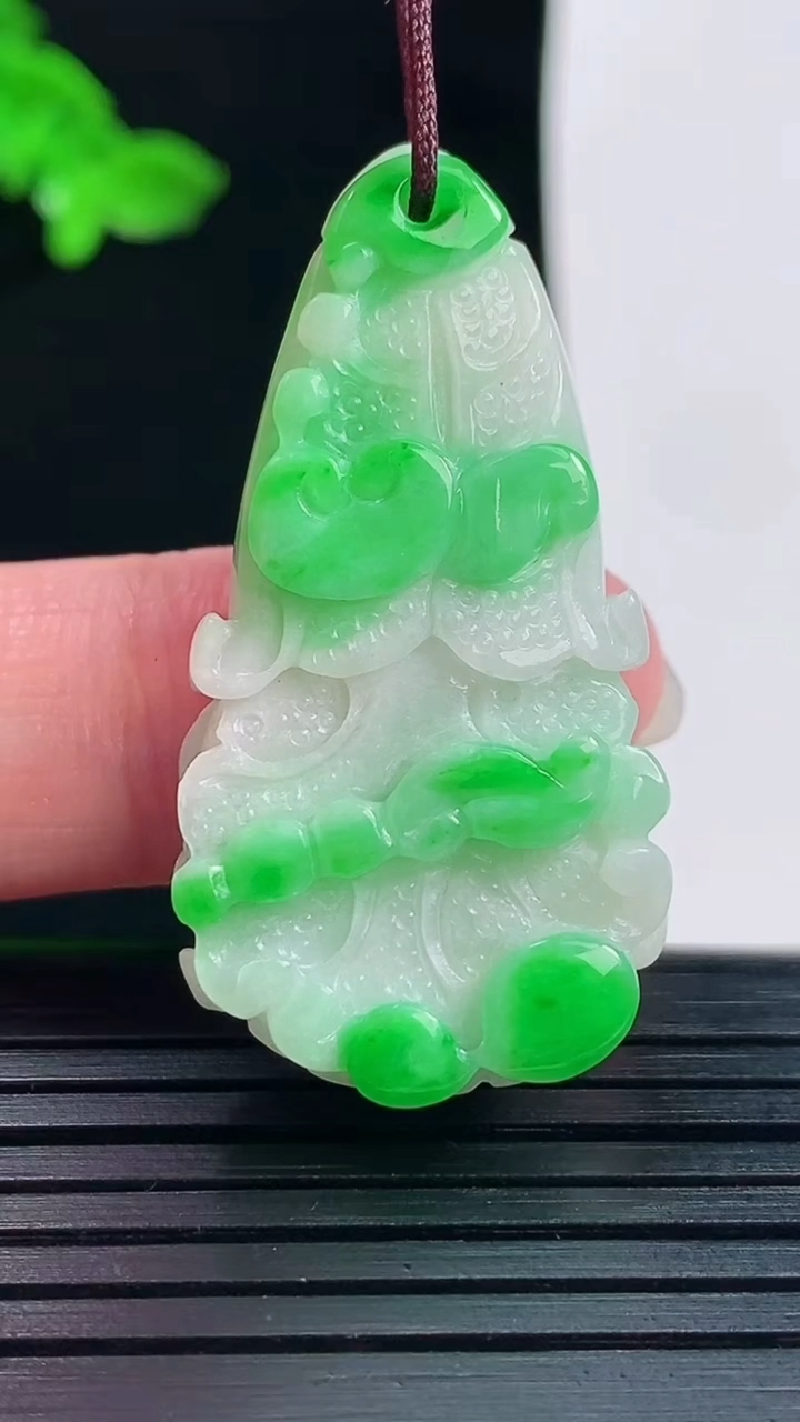 天然A货翡翠白菜吊坠，尺寸38.6-20-9重量:10.85g
6月1日