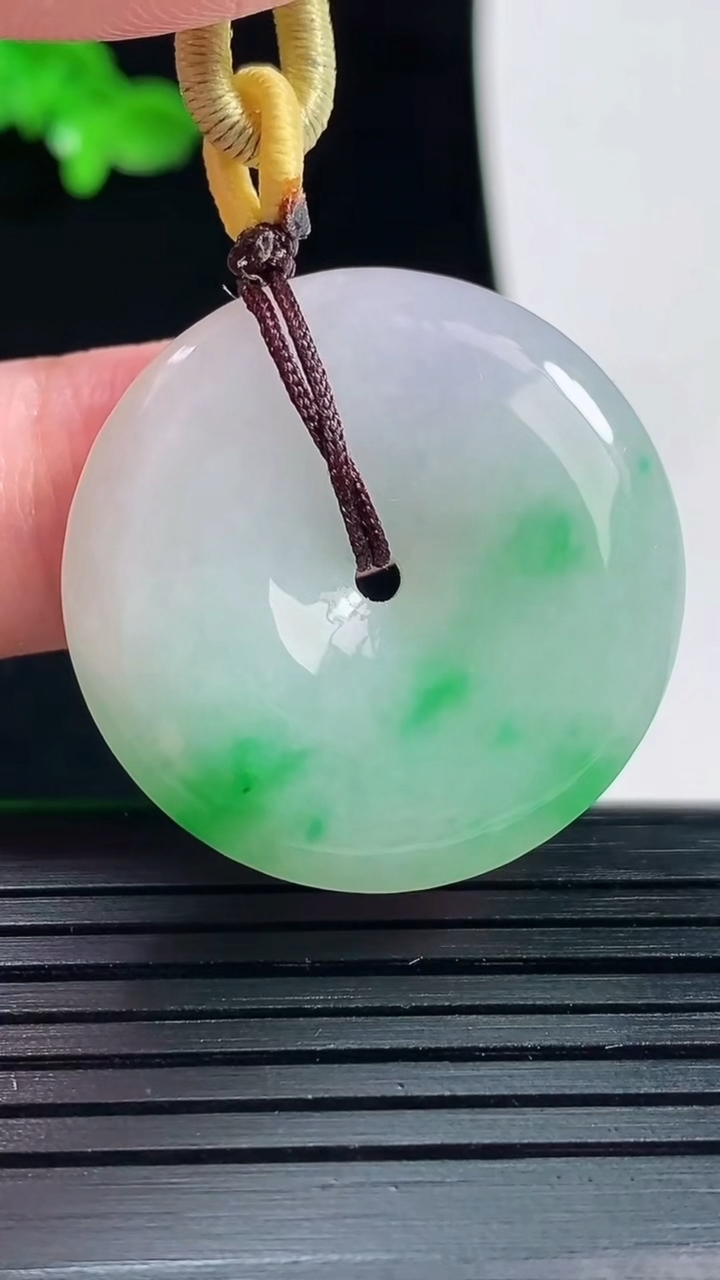 天然A货翡翠平安扣吊坠，尺寸30-5.5重量:12.28g
6月1日