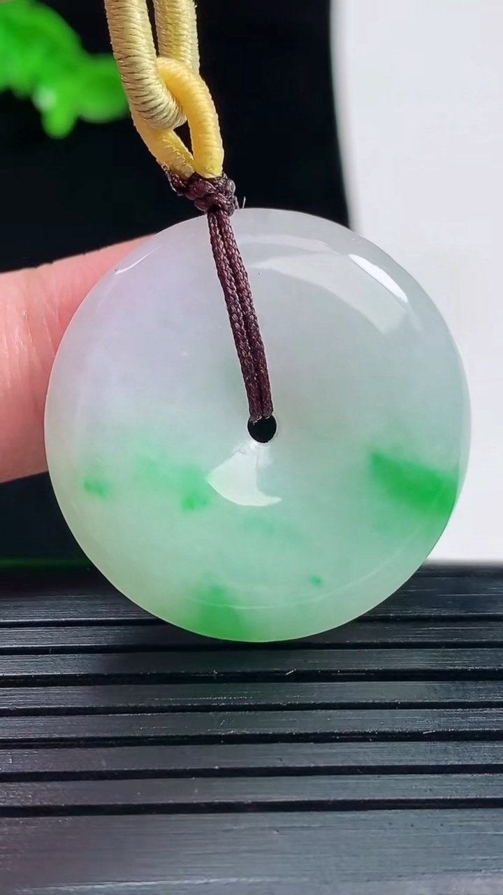 天然A货翡翠平安扣吊坠，尺寸30-5.5重量:12.28g
6月1日
