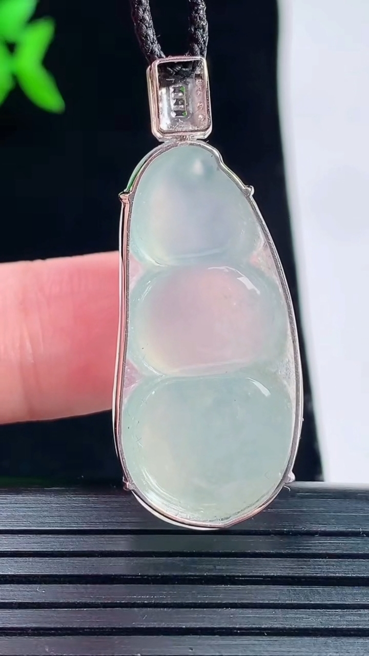 天然A货翡翠福豆吊坠，尺寸41-16-9，裸石33-16重量:7.45g
6月1日