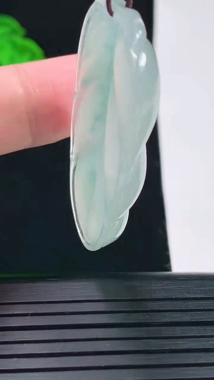 天然A货翡翠冰种飘花金枝玉叶 叶子吊坠，尺寸44-25.2-5.6重量:12.79g
6月1日