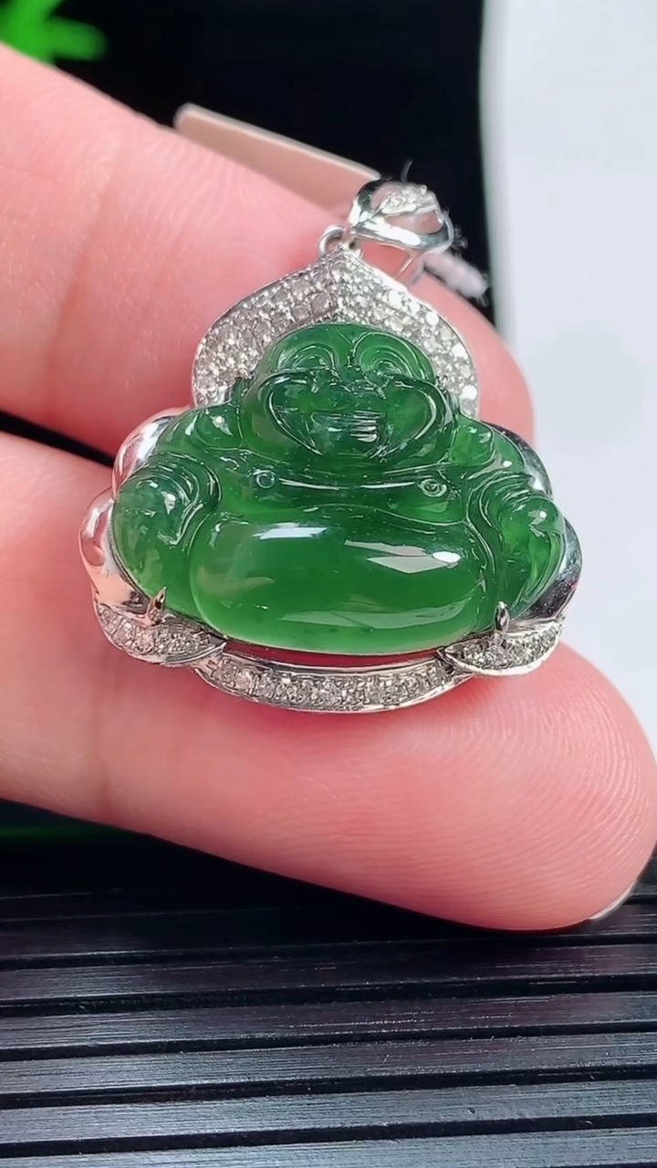 天然A货翡翠佛公吊坠，尺寸30-24-9，裸石16-21重量:6.09g
6月1日