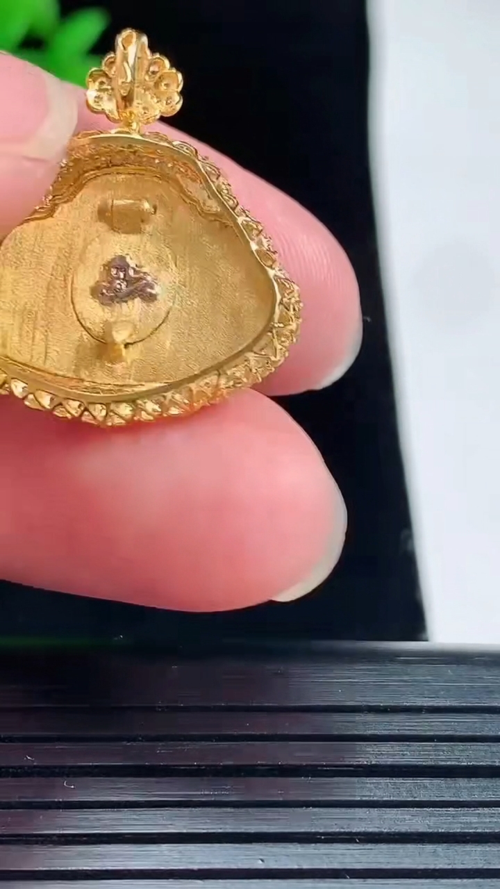 天然A货翡翠佛公吊坠，尺寸26-24-6裸石15-22重量:3.03g
6月1日
