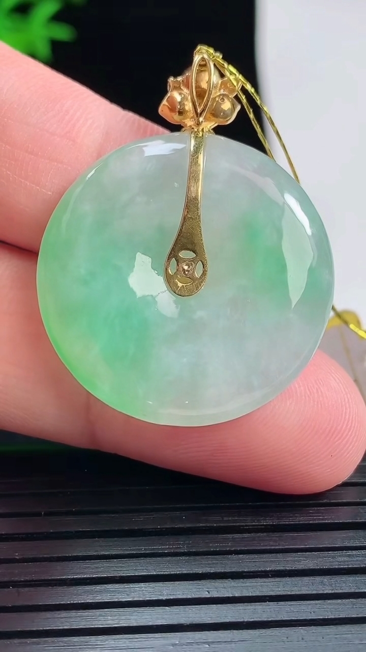 天然A货翡翠平安扣吊坠，尺寸37-28.5-6重量:10.84g
6月1日