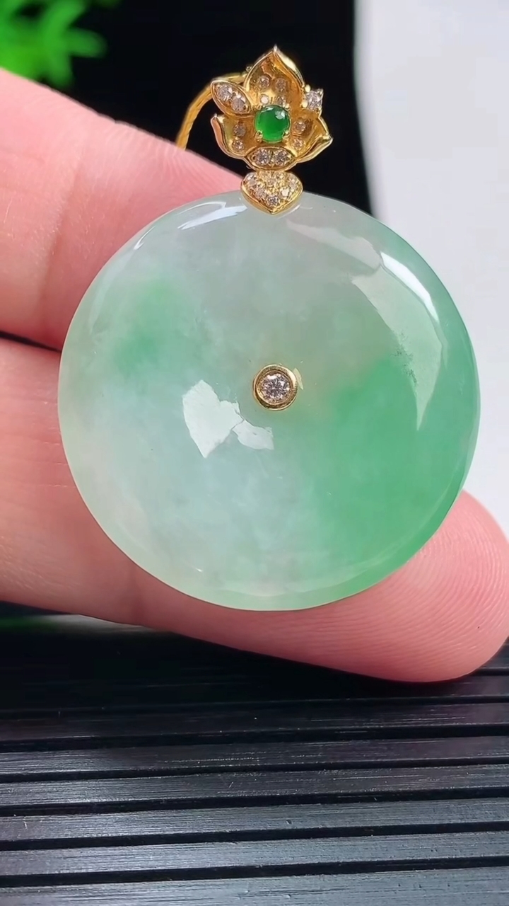 天然A货翡翠平安扣吊坠，尺寸37-28.5-6重量:10.84g
6月1日