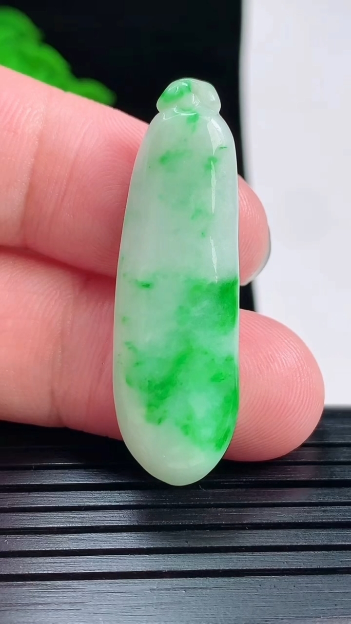 天然A货翡翠福瓜吊坠，尺寸39.5-12.2-5重量:5.42g
6月1日