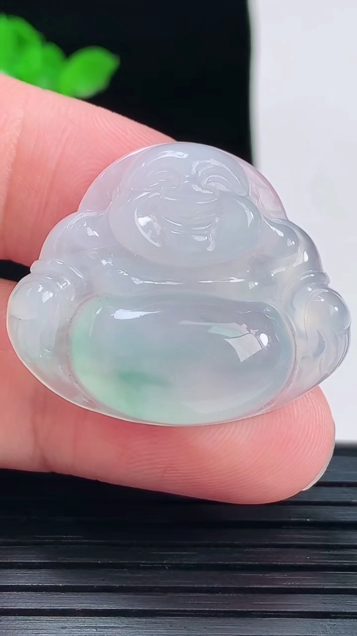 天然A货翡翠冰种飘花佛公吊坠，尺寸27-32-6重量:7.86g
6月1日