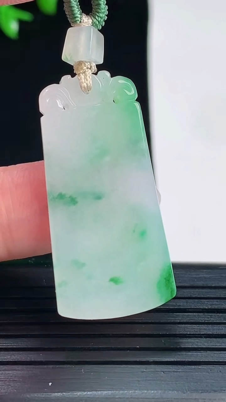 天然A货翡翠仿古无事牌吊坠，尺寸37-18-3.8重量:8.77g
6月1日