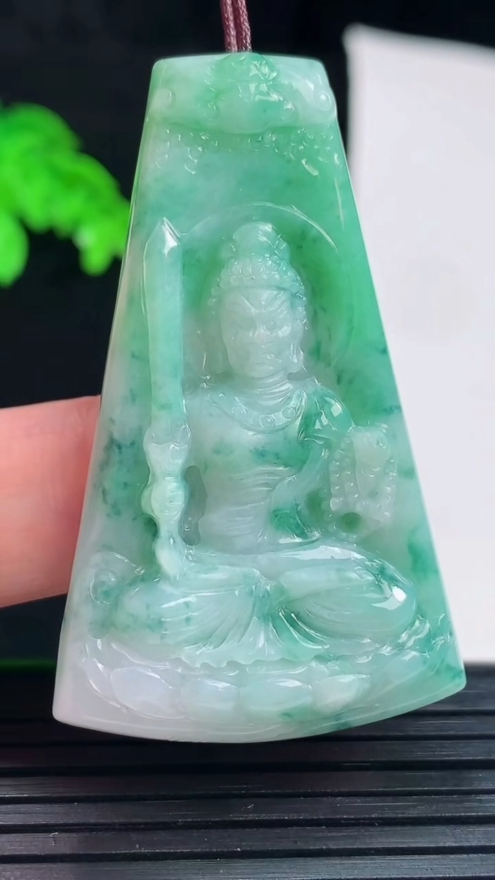 天然A货翡翠不动明王吊坠，尺寸50-30.5-5.5重量:15.63g
6月1日