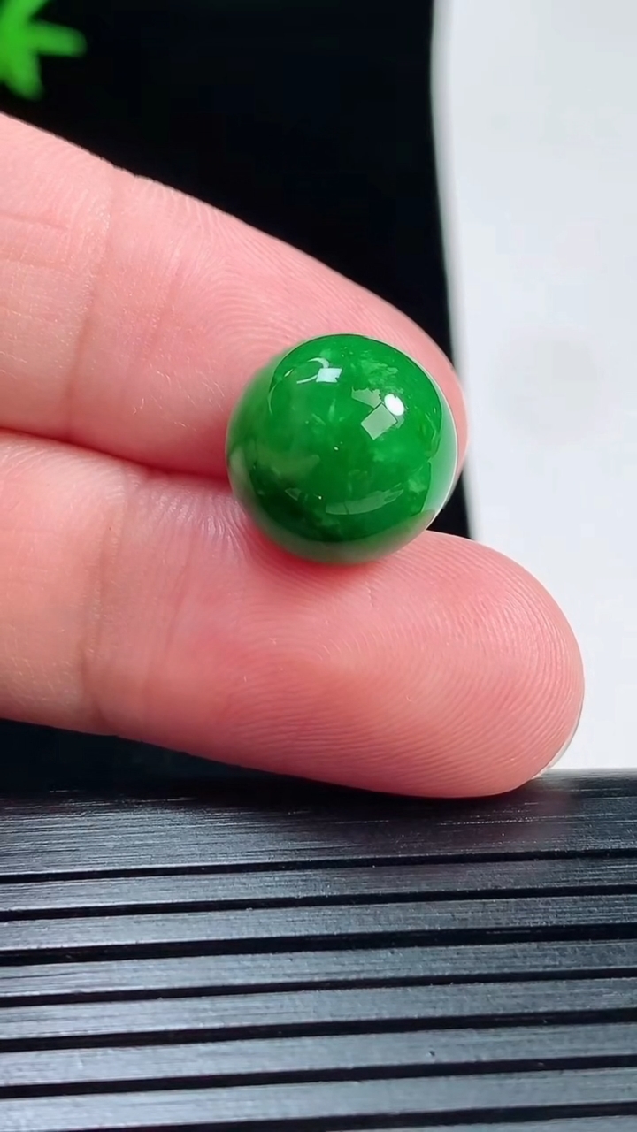 天然A货翡翠圆珠吊坠，尺寸13重量:3.80g6月1日
工厂直销收藏佳品,种好水足，色泽均匀，有种有