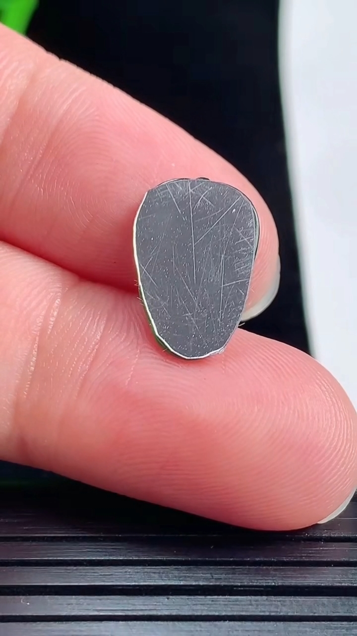 天然A货翡翠金枝玉叶子叶子镶嵌件，尺寸15.5-10-2重量:0.63g
6月1日